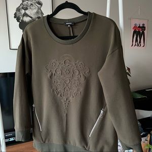 Babaton by Aritzia sweatshirt. Raised design with embroidery and zipper pockets